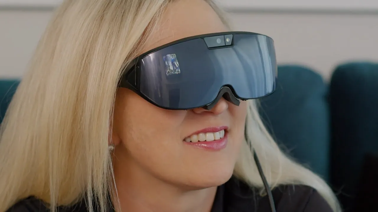 Amy Dixon wearing IrisVision Ultra low vision glasses